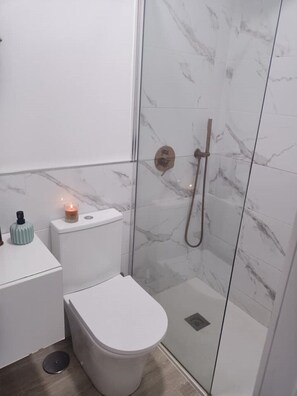 Douche, sèche-cheveux, serviettes fournies, savon