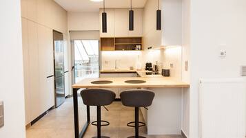 Full-size fridge, oven, stovetop, dishwasher