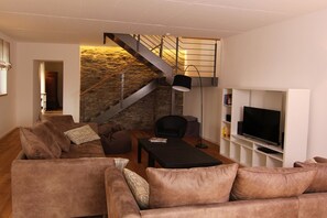 TV, ping pong, stereo