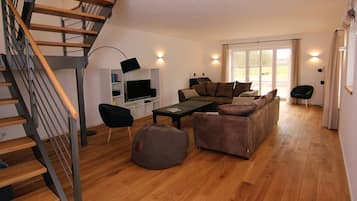 Een televisie, een tafeltennistafel en een stereo