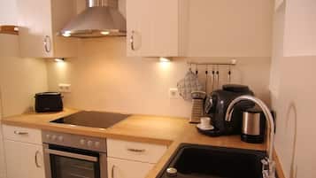 Een koelkast, een oven, een kookplaat, een vaatwasser