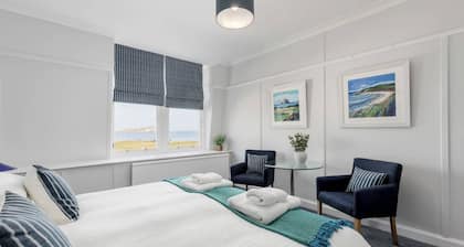 Apartment with sea views, close to beach and golf course