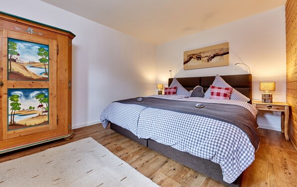 1 bedroom, WiFi, bed sheets - Sunny, bright "Holiday apartment 1" for 2 people in a quiet, central location (Garmisch-Partenkirchen)