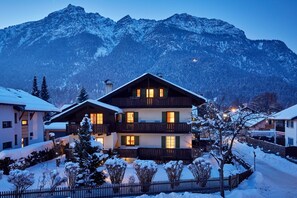 Exterior - Sunny, bright "Holiday apartment 1" for 2 people in a quiet, central location (Garmisch-Partenkirchen)