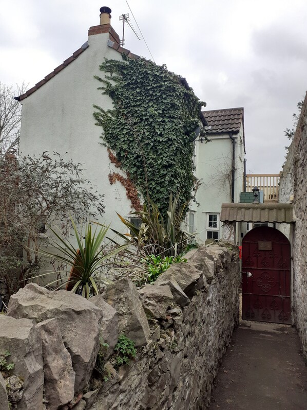 Property grounds - Characterful Cottage near the Beach, Shops & Pier (Weston Super Mare)