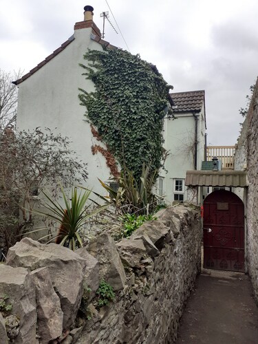 Characterful Cottage near the Beach, Shops & Pier