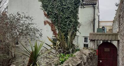 Characterful Cottage near the Beach, Shops & Pier