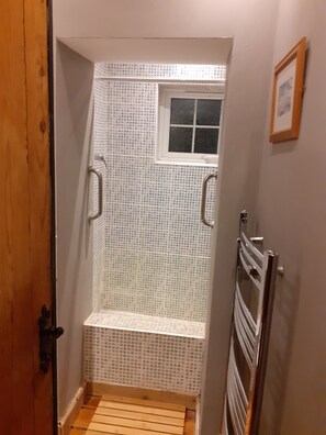 Shower, hair dryer, towels - Characterful Cottage near the Beach, Shops & Pier (Weston Super Mare)