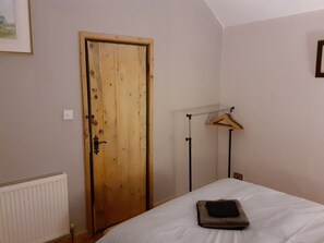 2 bedrooms, desk, iron/ironing board, WiFi