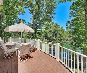 Outdoor dining - DOCK RENOVATION COMPLETE! Cozy, Pet Friendly Lakefront Home!  Come Visit "Lake Lure"! (Huddleston)