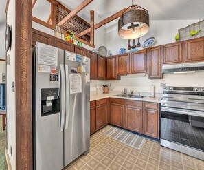 Fridge, microwave, oven, stovetop - DOCK RENOVATION COMPLETE! Cozy, Pet Friendly Lakefront Home!  Come Visit "Lake Lure"! (Huddleston)