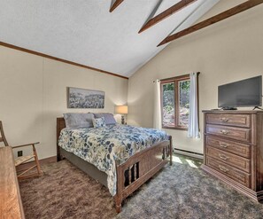 3 bedrooms, WiFi, bed sheets - DOCK RENOVATION COMPLETE! Cozy, Pet Friendly Lakefront Home!  Come Visit "Lake Lure"! (Huddleston)