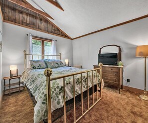 3 bedrooms, WiFi, bed sheets - DOCK RENOVATION COMPLETE! Cozy, Pet Friendly Lakefront Home!  Come Visit "Lake Lure"! (Huddleston)