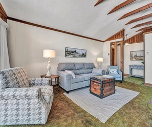 TV - DOCK RENOVATION COMPLETE! Cozy, Pet Friendly Lakefront Home!  Come Visit "Lake Lure"! (Huddleston)