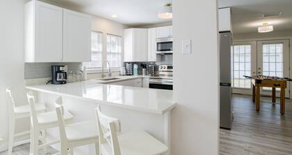 House in Mobile Newly Renovated! Quiet street & centrally located to interstate!