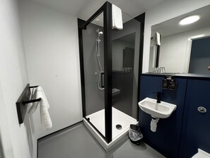 Dusj, designertoalettartikler, hårføner og håndklær