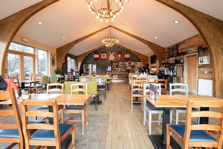 Café. Base Camp Hotel Nevis Range