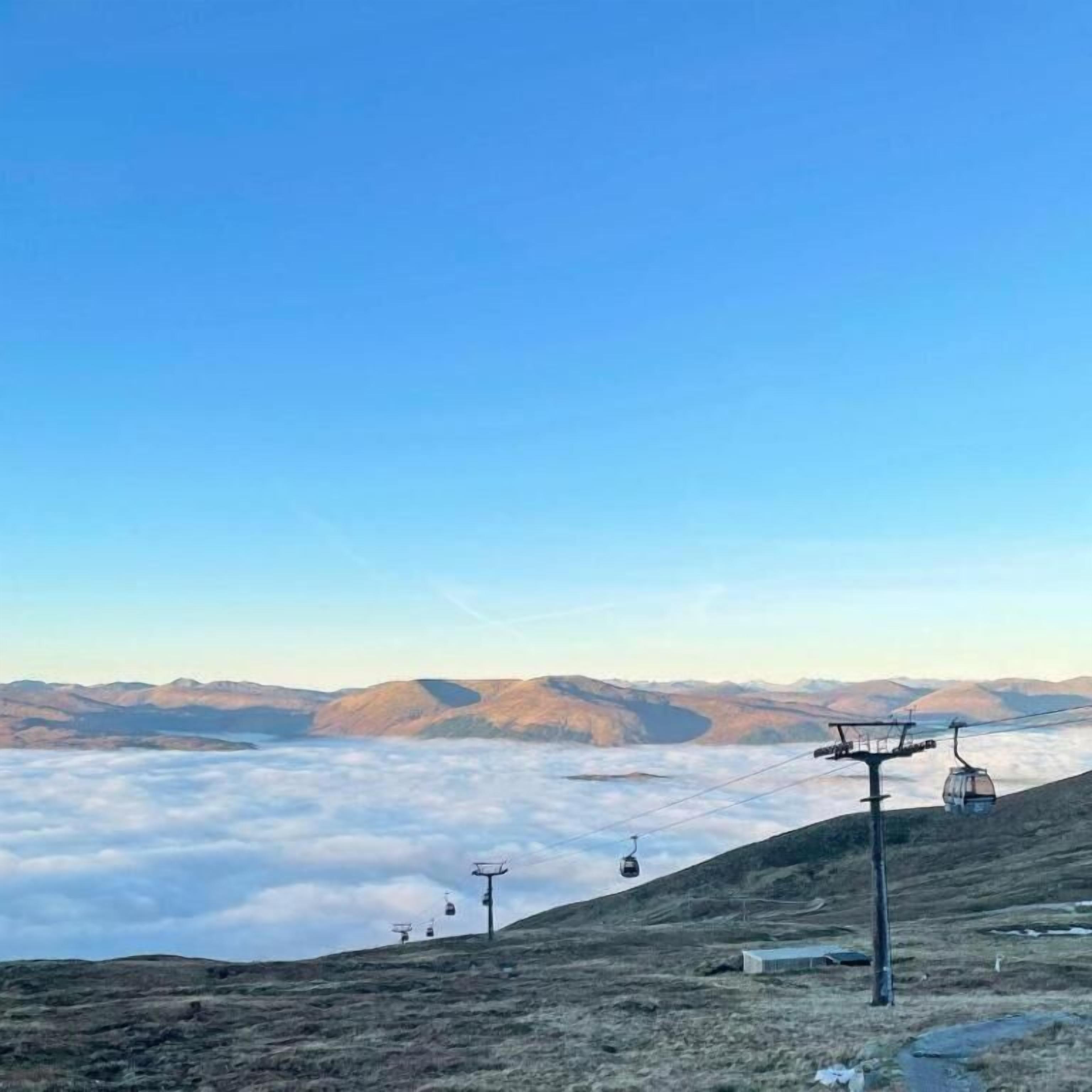 Un paisaje montañoso con un sistema de teleférico.