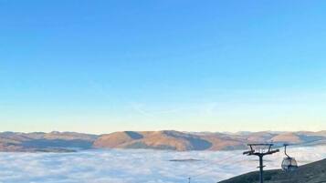 Un paisaje montañoso con un sistema de teleférico.