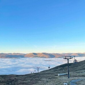 A mountainous landscape with a cable car system. - Base Camp Hotel Nevis Range (Fort William)
