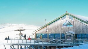 A wooden mountain lodge with a ski lift and a glass facade, named NEVIS RANGE. - Base Camp Hotel Nevis Range (Fort William)