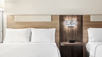 Decoración personalizada, escritorio, wifi gratis y ropa de cama