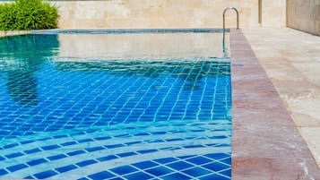 Una piscina al aire libre de temporada