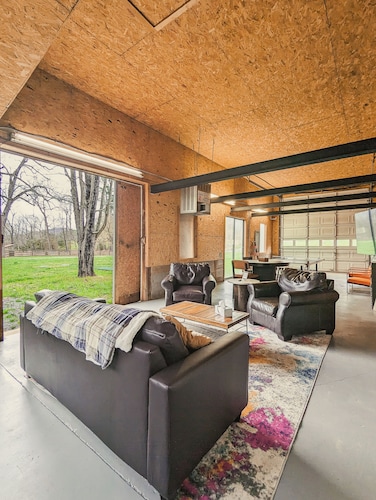 Family Friendly Farmhouse on FENCED 16 Acres with Trails