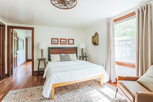 4 chambres, bureau, fer et planche à repasser, lit parapluie