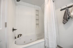 Badewanne, Haartrockner, Handtücher
