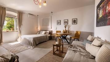 Panoramic Apartment with Jacuzzi (Address: Uz posat 7) | Individuelt dekorert, individuelt innredet og blendingsgardiner