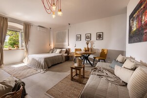 Panoramic Apartment with Jacuzzi (Address: Uz posat 7) | Cortinas blackout, ferros/tábuas de passar roupa, Wi-Fi de cortesia
