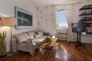 Panoramic Condo (Address: Uz posat 7) | Wohnbereich | 75-Zoll-LCD-Fernseher mit Satellitenempfang, Fernseher, Netflix