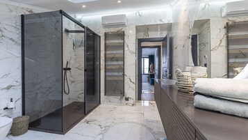 Penthouse with View (Address: Lazarina 3) | Banheiro | Secador de cabelo, toalhas de banho, sabonete, shampoo