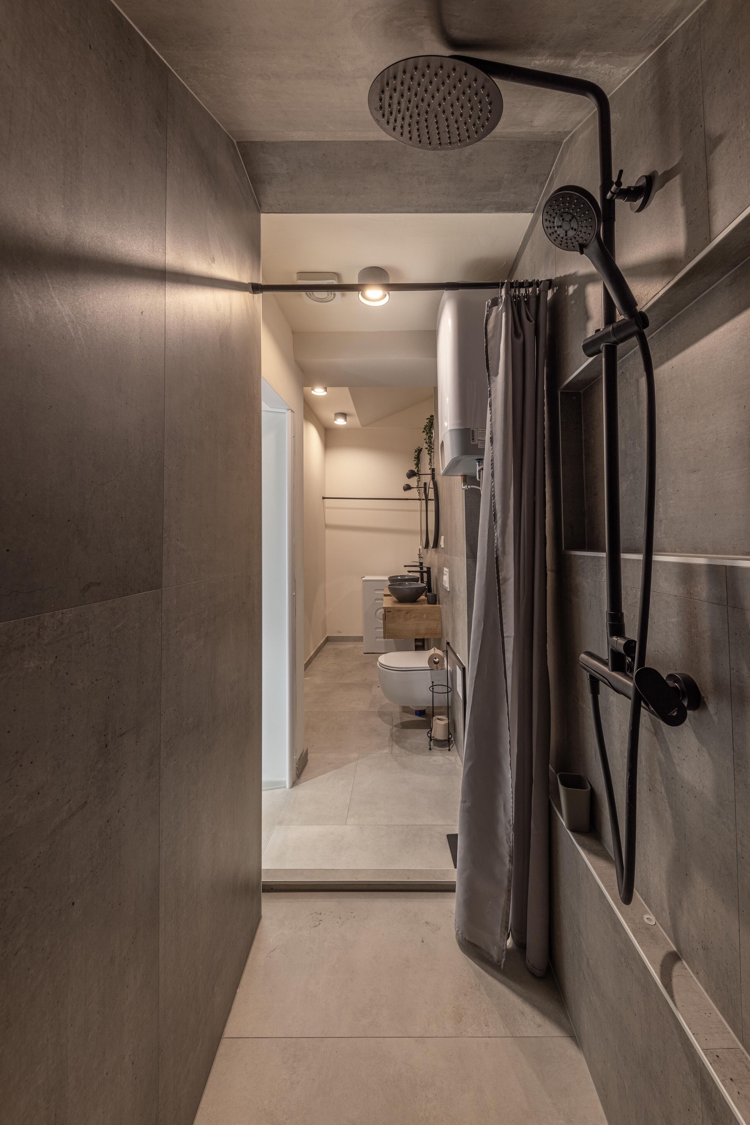 Ein modernes Badezimmer mit Dusche, Toilette und Waschbecken.