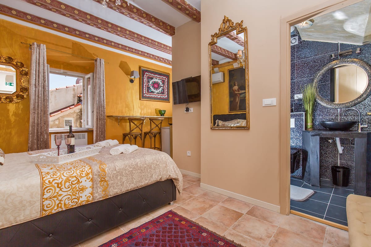 Deluxe Double Room First Floor (address: Dropceva 7) | 1 habitación, decoración personalizada y muebles diferentes