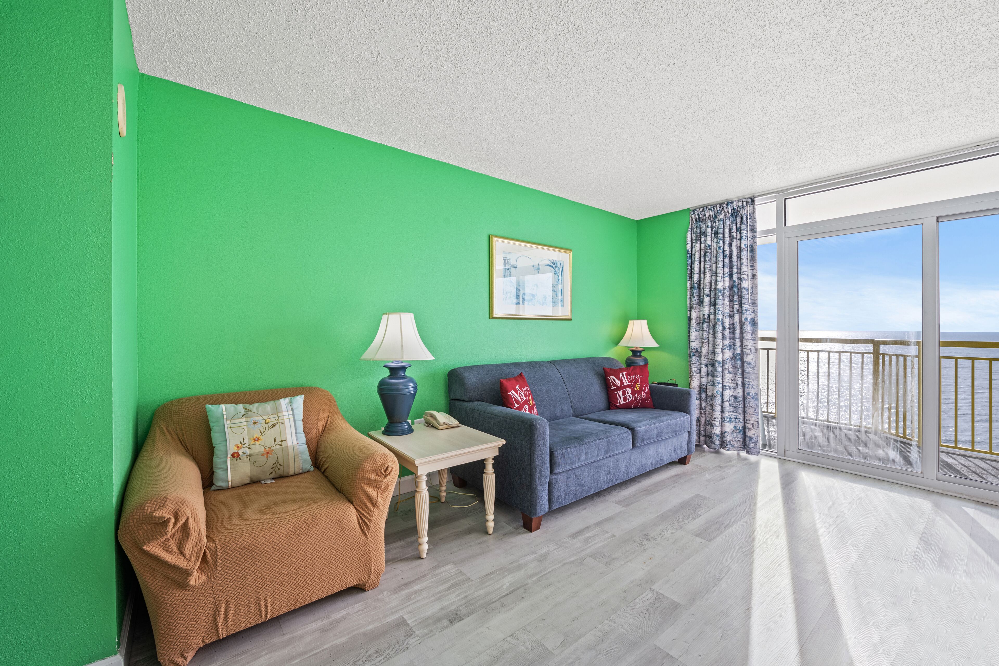 Recently Renovated, Oceanfront Corner Unit + Free Attraction Tickets!