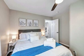 2 chambres, fer et planche à repasser, lit de bébé portatif