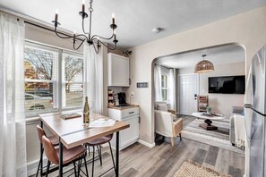 Réfrigérateur, four à micro-ondes, un four, surface de cuisson