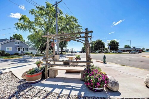 Welcome to The Steele Magnolia!! Completely renovated 2 bed/1ba plus bonus futon couch