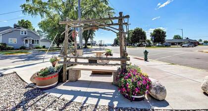 Welcome to The Steele Magnolia!! Completely renovated 2 bed/1ba plus bonus futon couch