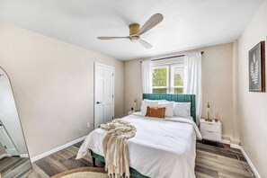 2 makuuhuonetta, työpöytä, silitysrauta/-lauta, ilmainen Wi-Fi