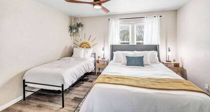 Welcome to The Steele Magnolia!! Completely renovated 2 bed/1ba plus bonus pull out futon couch
