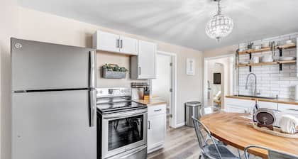 Welcome to The Steele Magnolia!! Completely renovated 2 bed/1ba plus bonus pull out futon couch