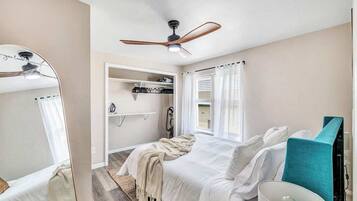 2 makuuhuonetta, silitysrauta/-lauta, ilmainen Wi-Fi, vuodevaatteet