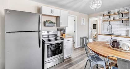 Welcome to The Steele Magnolia!! Completely renovated 2 bed/1ba plus bonus pull out futon couch