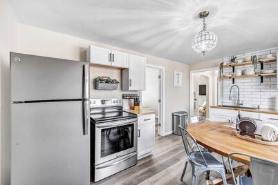 Welcome to The Steele Magnolia!! Completely renovated 2 bed/1ba plus bonus pull out futon couch