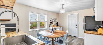 Welcome to The Steele Magnolia!! Completely renovated 2 bed/1ba plus bonus pull out futon couch. We are located directly across the street from Von Stiehl Winery and are just a few minutes walk to Crescent Beach!