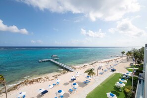Sur la plage, chaise longue