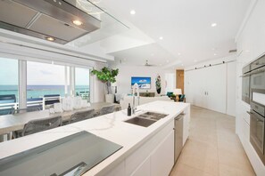 ثلاجة، ميكروويف، فرن، موقد طهي مسطح